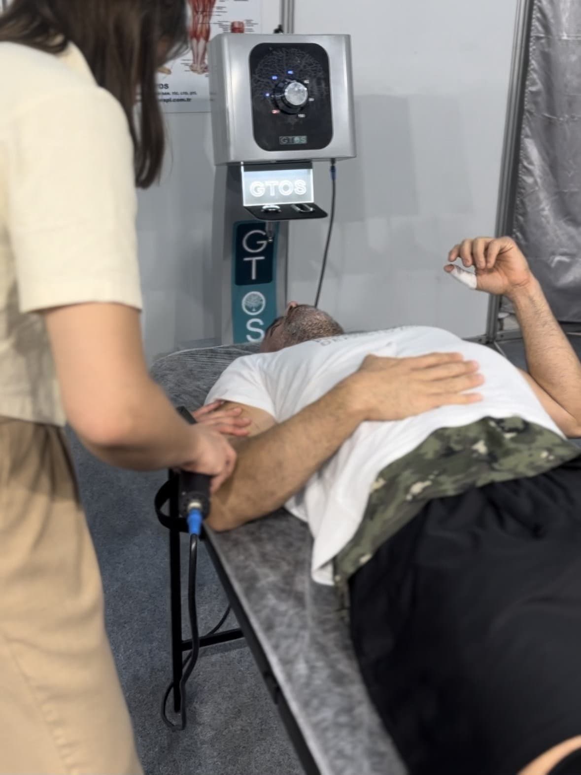 Fizyoterapistimiz bir danışana GTOS Terapi uyguluyor.