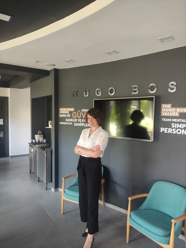 Fizyoterapistimiz Hugo Boss ofisinde.