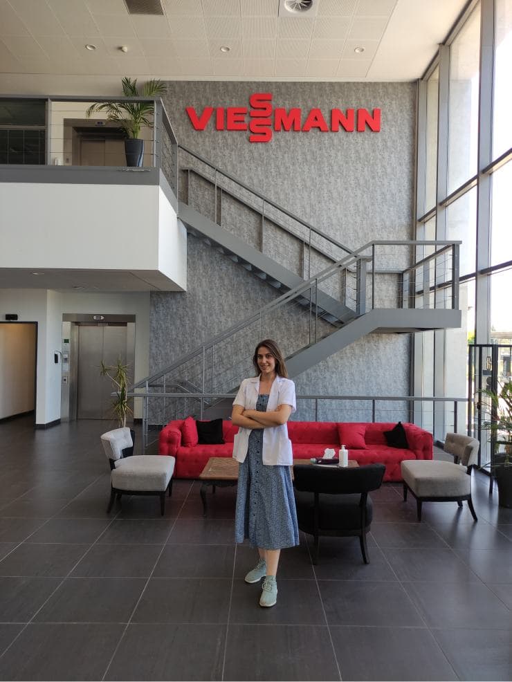 Fizyoterapistimiz Viessmann genel merkezinin giriş katında.